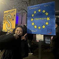 The photo shows exchange student Gökçe Nur Çığlı next to an Erasmus+ sign.