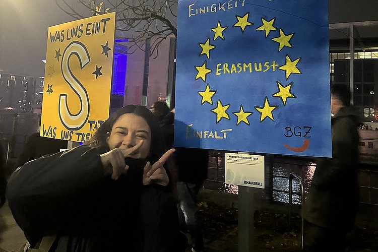 Das Foto zeigt die Austauschstudentin Gökçe Nur Çığlı neben einem Erasmus+-Schild.