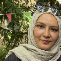 Auf dem Foto ist ASH-Alumna Arife Arslan in einem Garten zu sehen.