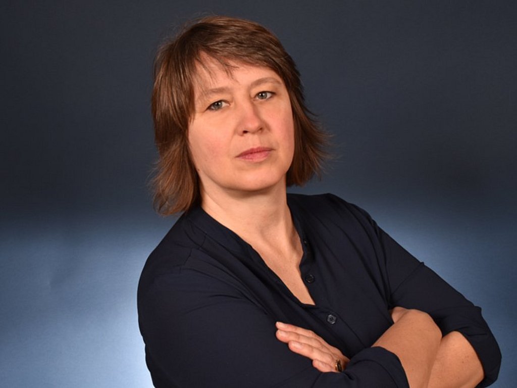 Porträt von Kerstin Miersch mit kurzen Haaren und schwarzer Bluse