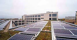 Blick auf das Dach der ASH Berlin, im Vordergrund Photovoltaik-Anlage, Solaranlage, Solar Panels