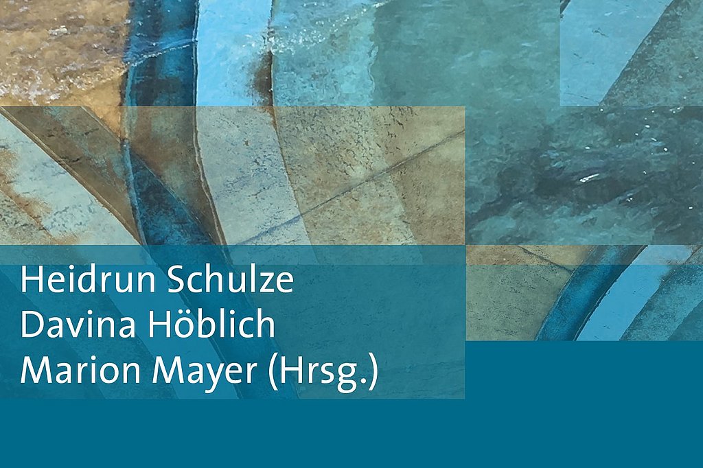 Drei Namen auf einem blauen, oben braun-blau geometrisch gemusterten Untergrund