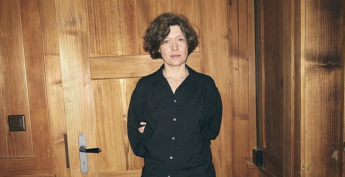 Das Foto im Portrait Yevgenia Belorusets, der ASH-Poetik-Preisträgerin 2025.