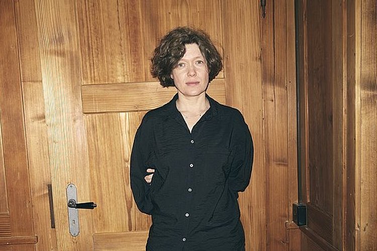 Das Foto im Portrait Yevgenia Belorusets, der ASH-Poetik-Preisträgerin 2025.