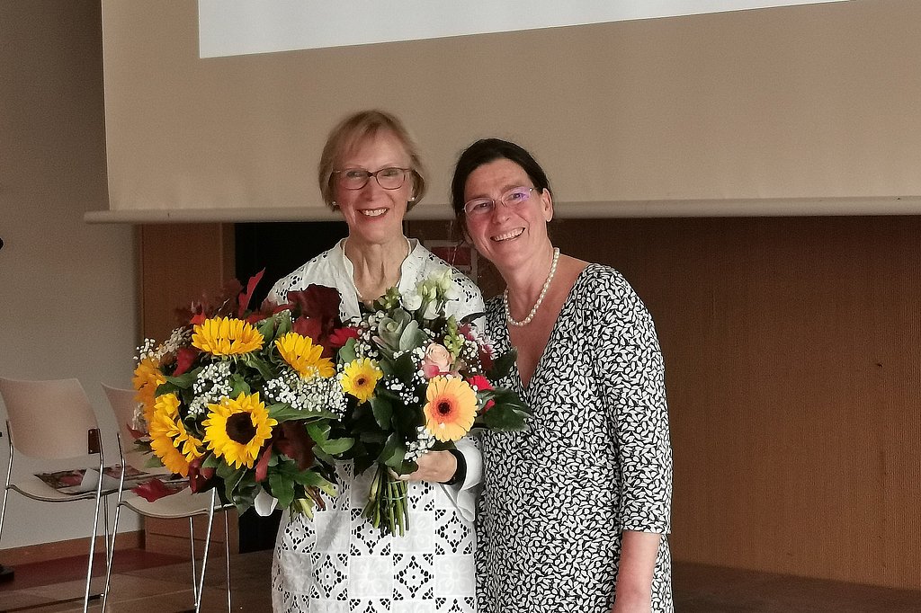 [Translate to Englisch:] Gudrun Piechotta-Henze mit Blumenstrauß und Bettina Völter