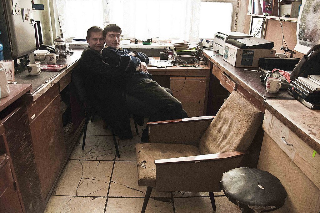 Das Foto ist aus Yevgenia Belorusets Serie "A Room of my own". Es zeigt zwei junge Männer in deren Wohnung.