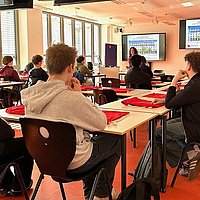 Teilnehmer am Boys Day werden im Seminarraum der ASH Berlin begrüßt