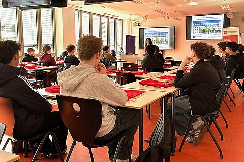 Teilnehmer am Boys Day werden im Seminarraum der ASH Berlin begrüßt