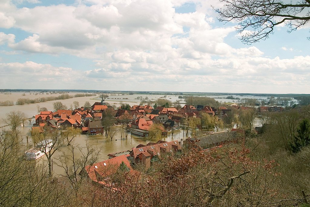 Ein überflutetes Dorf - Häuser schauen aus dem Wasser
