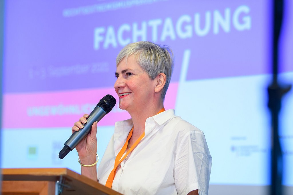  Prof. Dr. phil. Esther Lehnert bei einer Tagung.