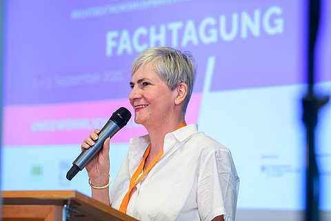  Prof. Dr. phil. Esther Lehnert bei einer Tagung.