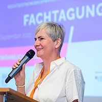 Prof. Dr. phil. Esther Lehnert bei einer Tagung.