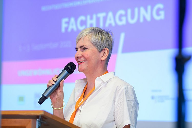 Lehnert_2025  Prof. Dr. phil. Esther Lehnert bei einer Tagung.