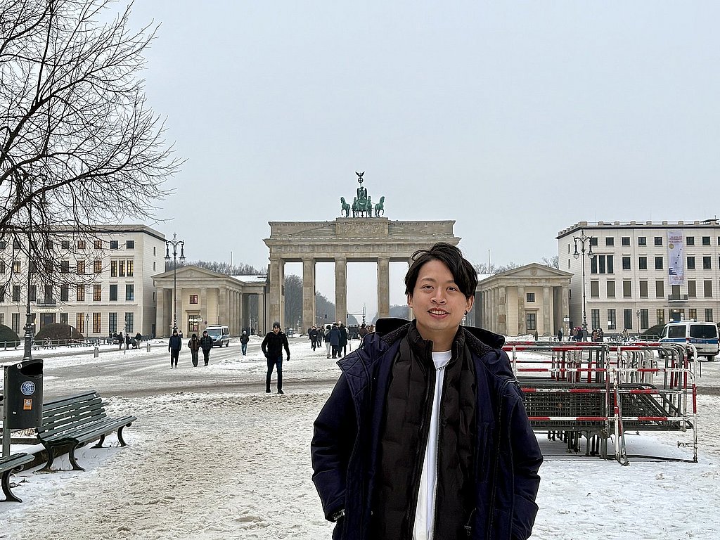 Ein Foto von Shang-Jun Yu vor dem verschneiten Brndenburger Tor