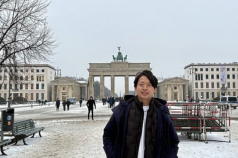 Ein Foto von Shang-Jun Yu vor dem verschneiten Brndenburger Tor