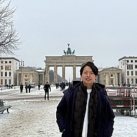Ein Foto von Shang-Jun Yu vor dem verschneiten Brndenburger Tor