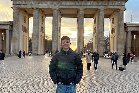Das Foto zeigt den spanischen ERASMUS-Studenten Víctor del Amo Higueras vor dem Brandenburger Tor.