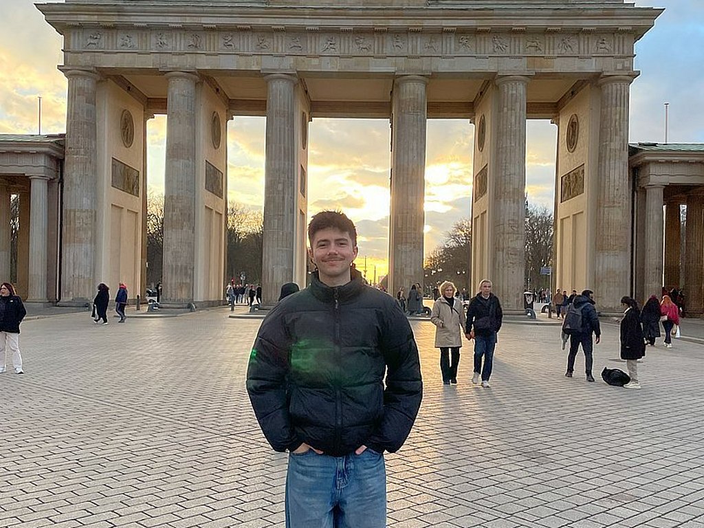 Das Foto zeigt den spanischen ERASMUS-Studenten Víctor del Amo Higueras vor dem Brandenburger Tor.