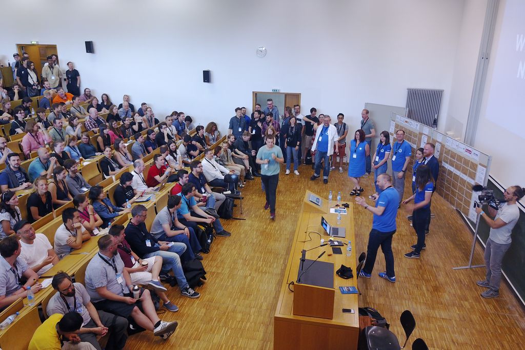 Vergrößern: Teilnehmer_innen in einem Hörsaal sitzend