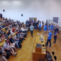 Teilnehmer_innen in einem Hörsaal sitzend