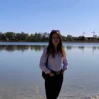 Merve Tezcan an einem Ufer eines Sees