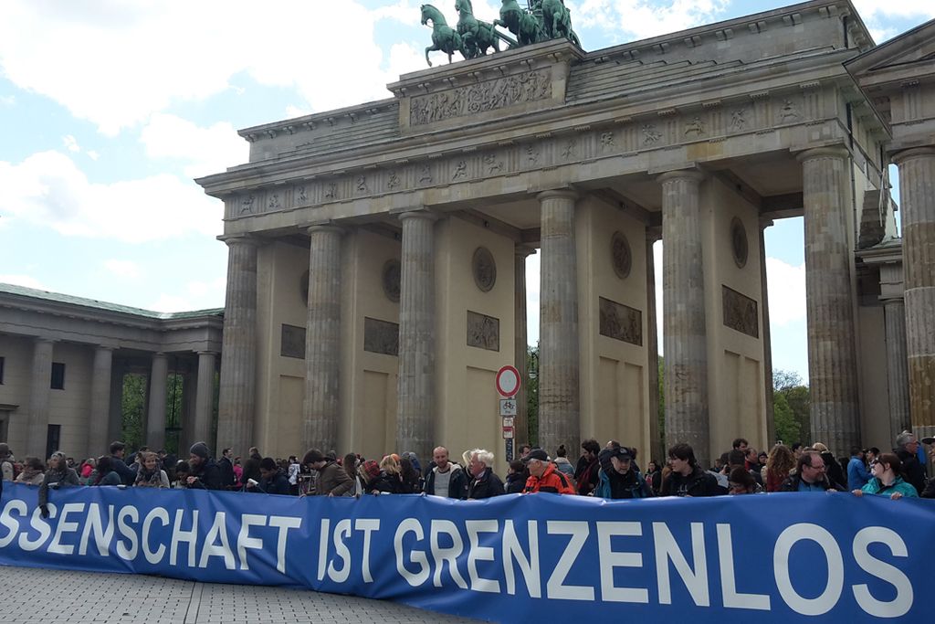 Vergrößern: Brandenburger Tor mit einem großen Banner davor: Wissenschaft ist grenzenlos