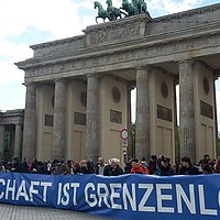 Brandenburger Tor mit einem großen Banner davor: Wissenschaft ist grenzenlos
