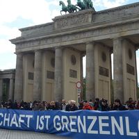 Brandenburger Tor mit einem großen Banner davor: Wissenschaft ist grenzenlos