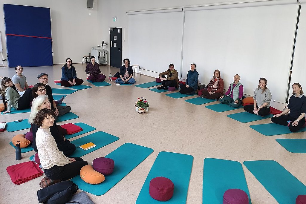 Teilnehmende der Tagung sitzen im Bewegungsraum der ASH Berlin