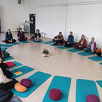 Teilnehmende der Tagung sitzen im Bewegungsraum der ASH Berlin