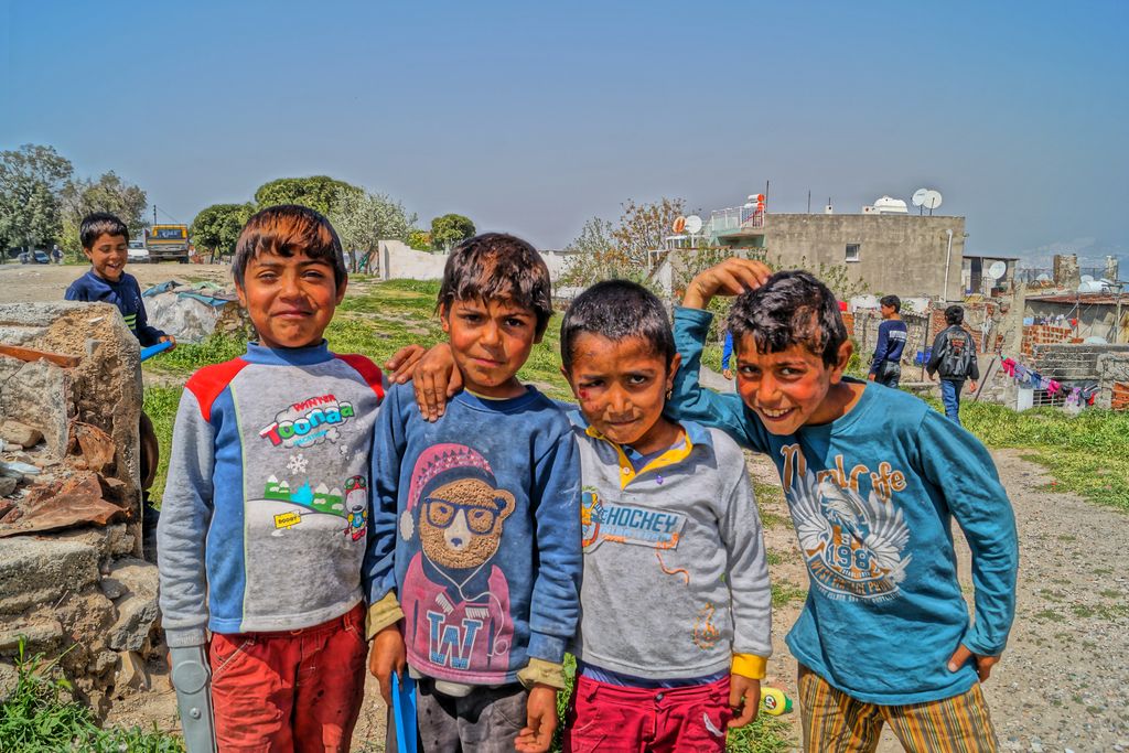 Vergrößern: Vier Jungs lachen in die Kamera