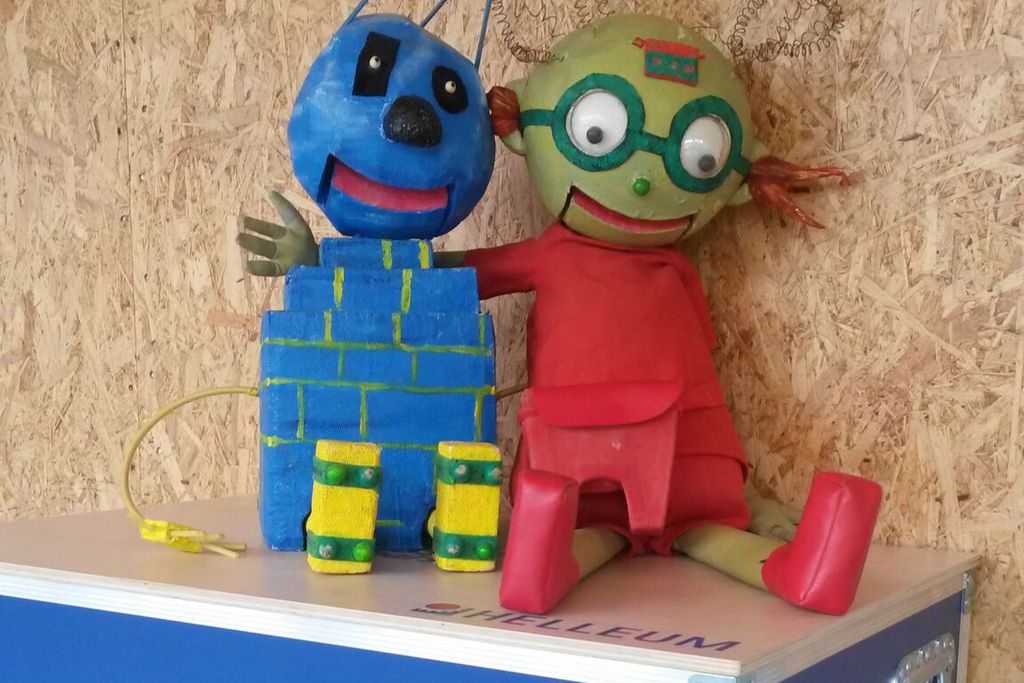 Vergrößern: Die Forschergeister Helle und Leum auf einer Tüfteltruhe