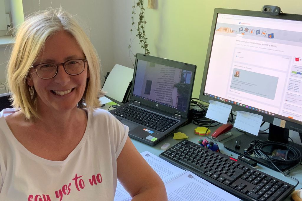 Vergrößern: Katrin Menkhoff neben ihrem Computer