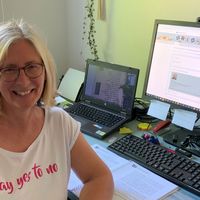 Katrin Menkhoff neben ihrem Computer