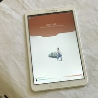 Ein Tablet liegt auf einem Tisch