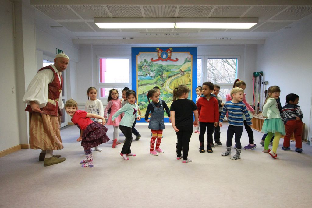 Vergrößern: Von wegen zurückhaltend: Tanzende und singende Kinder auf der Bühne. (c) Märchenland/ Philipp Schumann