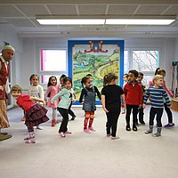 Von wegen zurückhaltend: Tanzende und singende Kinder auf der Bühne. (c) Märchenland/ Philipp Schumann