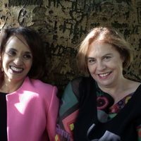 Susanne Diehm und Jutta Michaud sitzen an einen Baum angelehnt im Grünen.