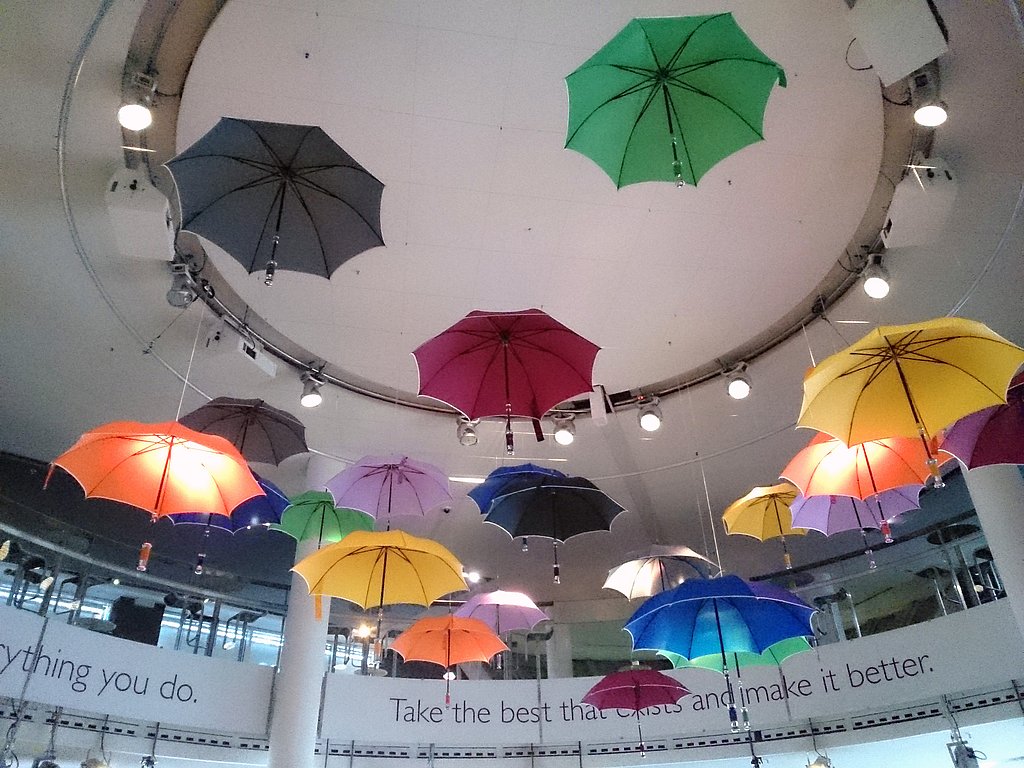 Bunte Regenschirme hängen von einer Decke herunter