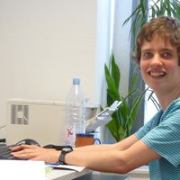 Sarah Kokigei im Rollstuhl an ihrem Arbeitsplatz