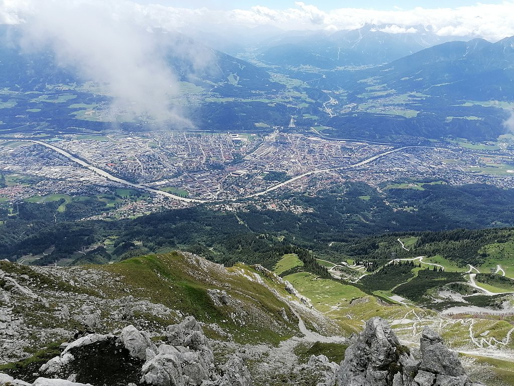 Blick von einem Berg runter auf Innsbruck