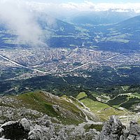 Blick von einem Berg runter auf Innsbruck
