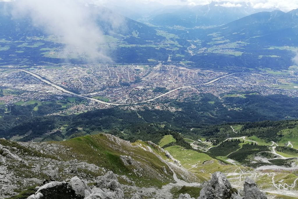 Vergrößern: Blick von einem Berg runter auf Innsbruck