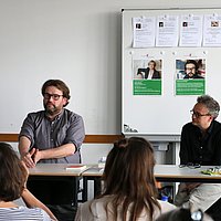 Jörg Sundermeier vom Verbrecher Verlag gibt einen Workshop an der ASH Berlin.