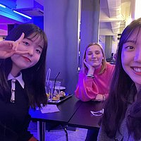 Drei Frauen in einem Cafe mit blauem Licht