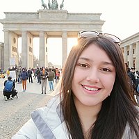Glücklich, in Berlin zu sein: Die chilenische Studentin Paula macht ein Selfie vor dem Brandenburger Tor. Foto: Paula San Martín Maldonado