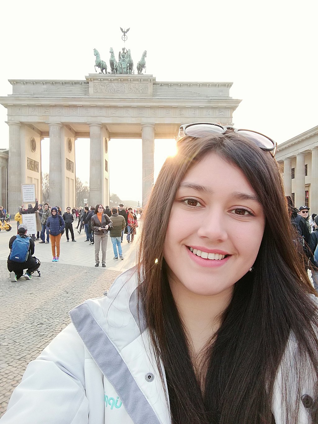 Glücklich, in Berlin zu sein: Die chilenische Studentin Paula macht ein Selfie vor dem Brandenburger Tor. Foto: Paula San Martín Maldonado