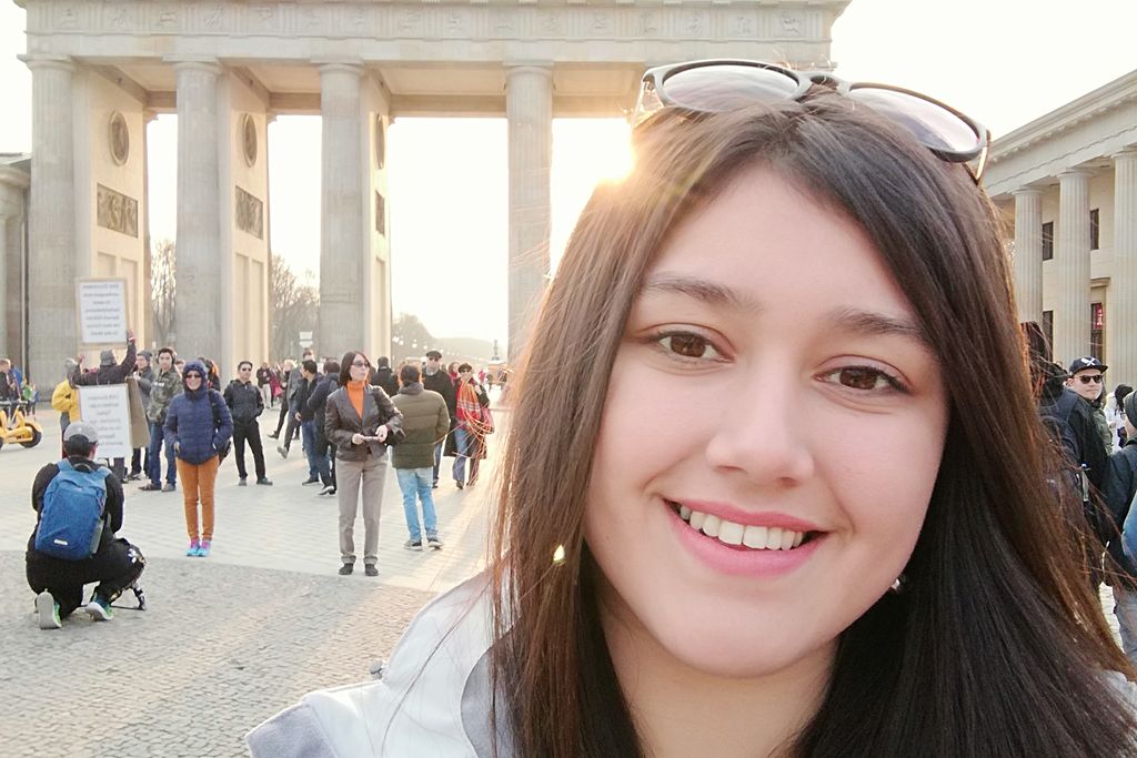 Vergrößern: Glücklich, in Berlin zu sein: Die chilenische Studentin Paula macht ein Selfie vor dem Brandenburger Tor. Foto: Paula San Martín Maldonado