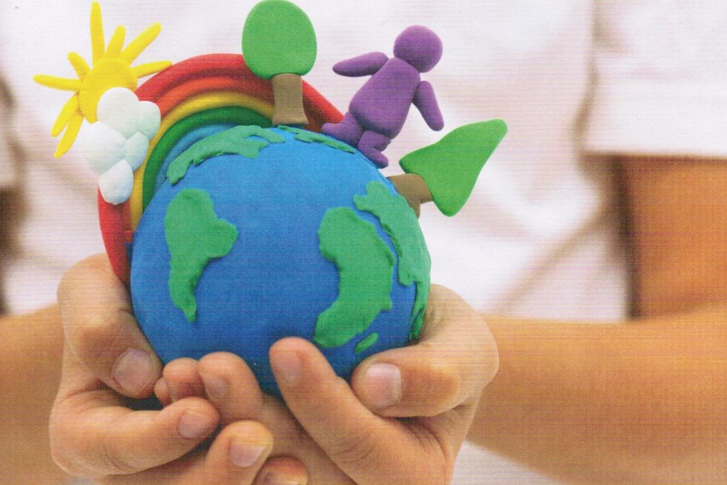 Vergrößern: Cover der Broschüre Kimawandel begreifen - Kinderhände halten eine Edkugel aus Knete