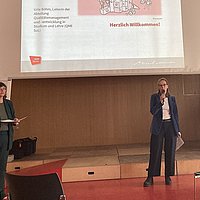 Urte Böhm und Anja Voss im Audimax der ASH Berlin